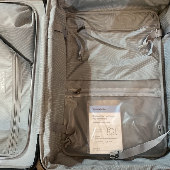 SAMSONITE OUTLINE PRO MEDIUM SPINNER
27” x 18.7” x 12.5” - Picture 5 of 10